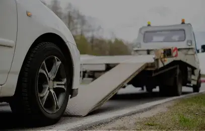Carro sobre a plataforma de um guincho. Imagem ilustrativa.
