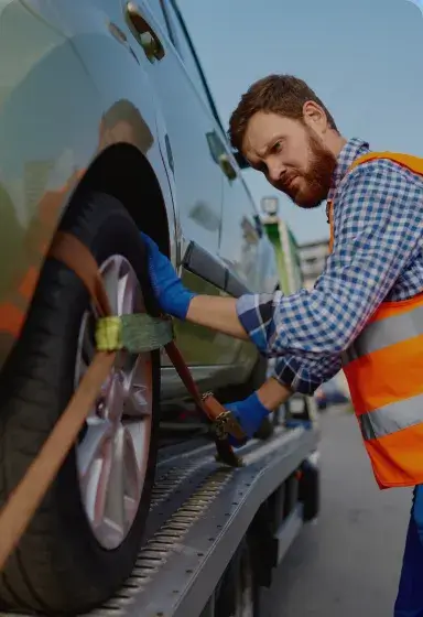 Guincheiro conferindo a roda de um carro. Imagem ilustrativa.